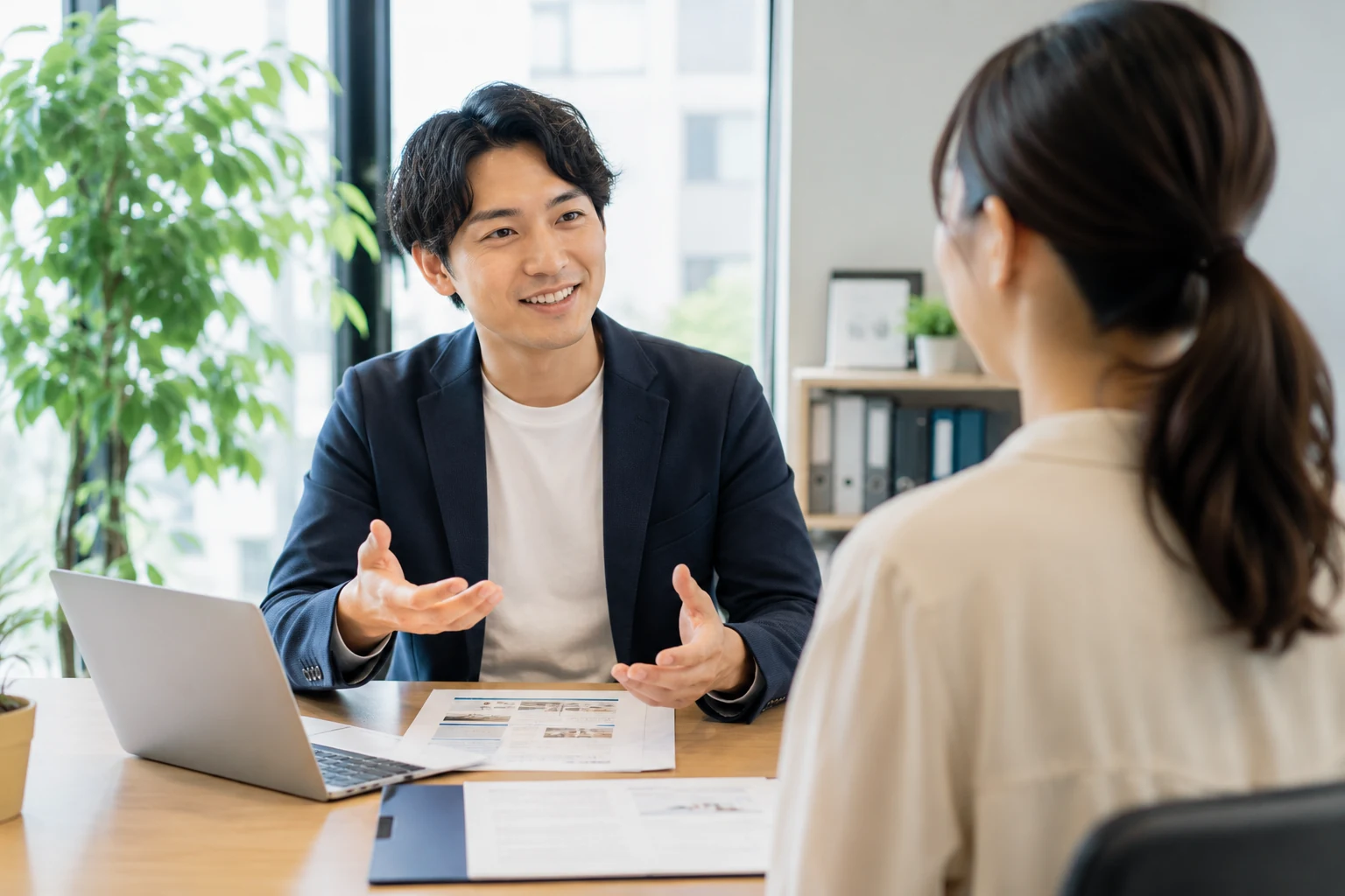 ホームページについて相談している様子